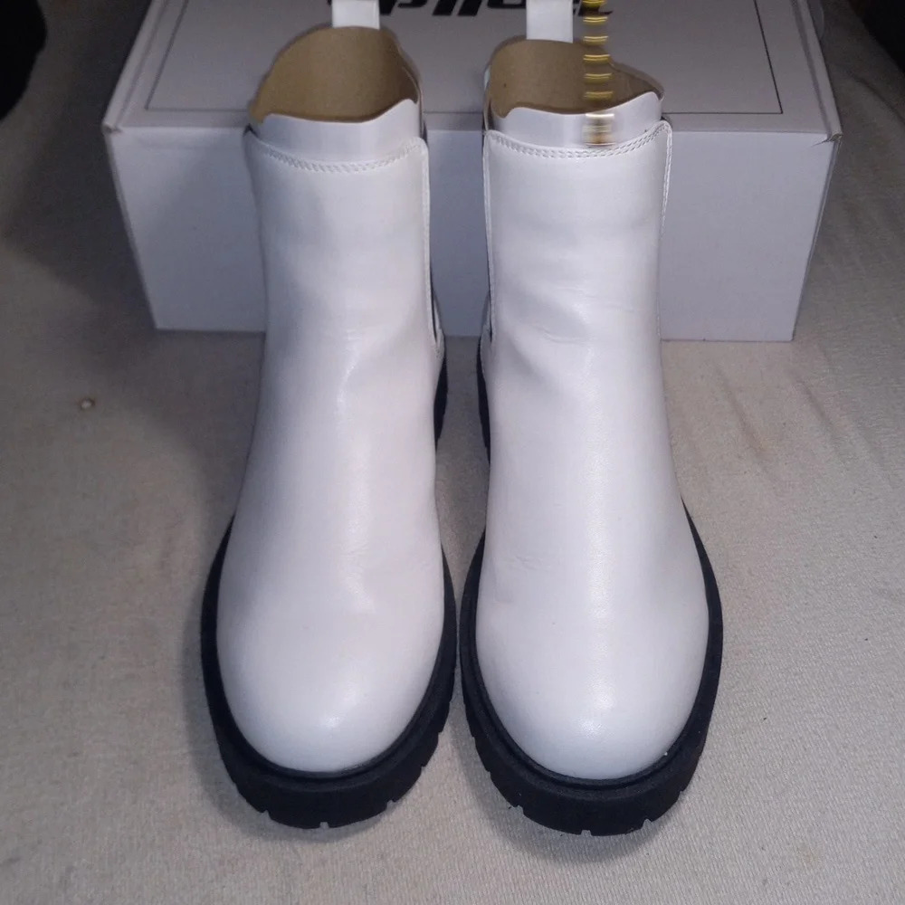 7W white Chealse style boots - Picture 3 of 9